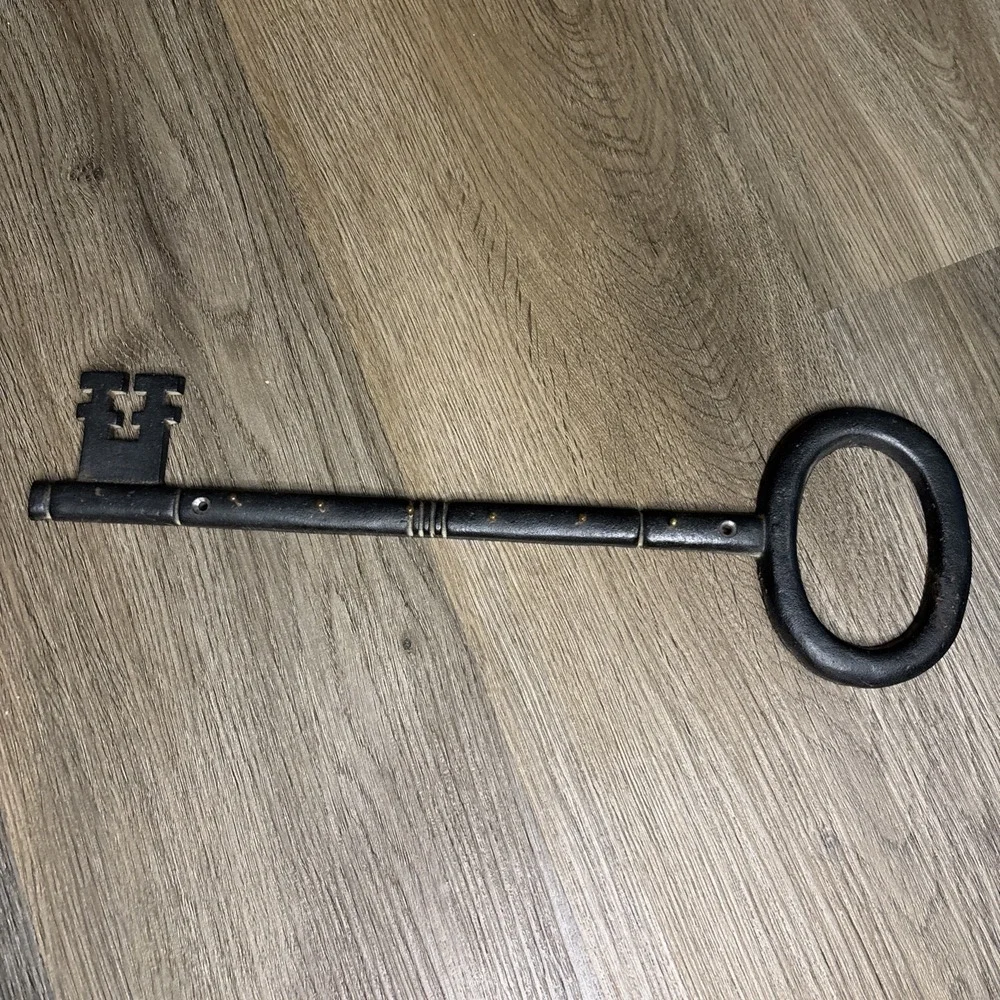 Vintage Cast Iron Skeleton Key Wall Mount Hook‎ Key Holder Hanger 14